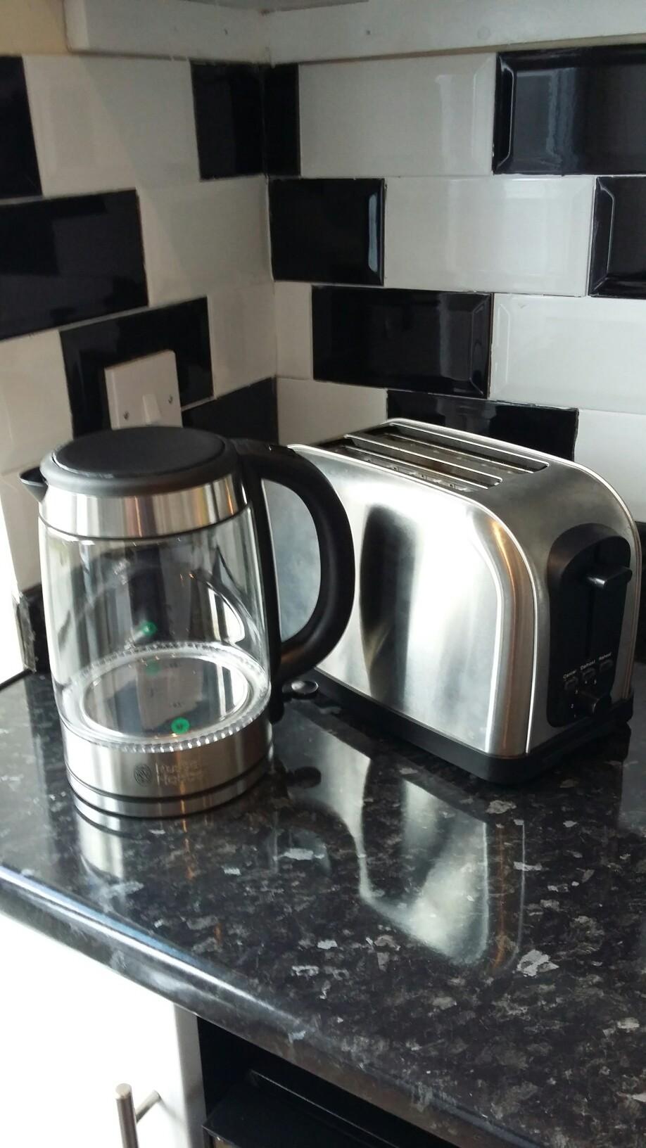 Russell Hobbs illuminated glass kettle and in Ashfield für £ 20,00 zum