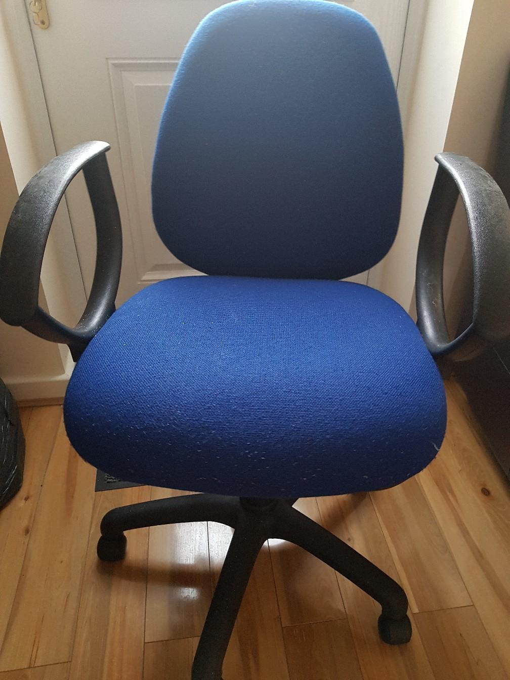 Swivel desk chair in B70 Sandwell für £ 15,00 zum Verkauf Shpock AT