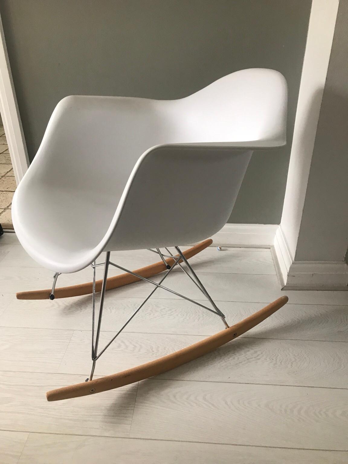 Eames style rocking chair in CR3 Tandridge für £ 30,00 zum Verkauf