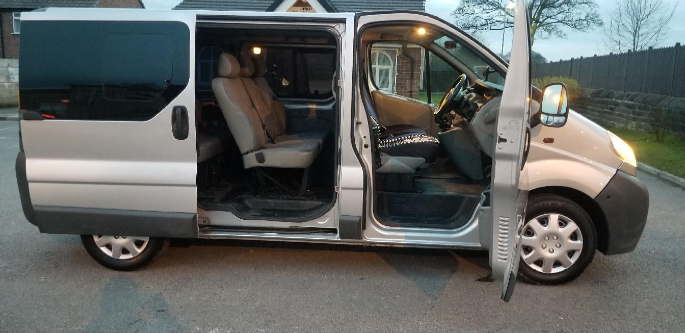 9 SEATER MINIBUS VAUXHALL VIVARO CDTI*Silver in OL11 Rochdale for £
