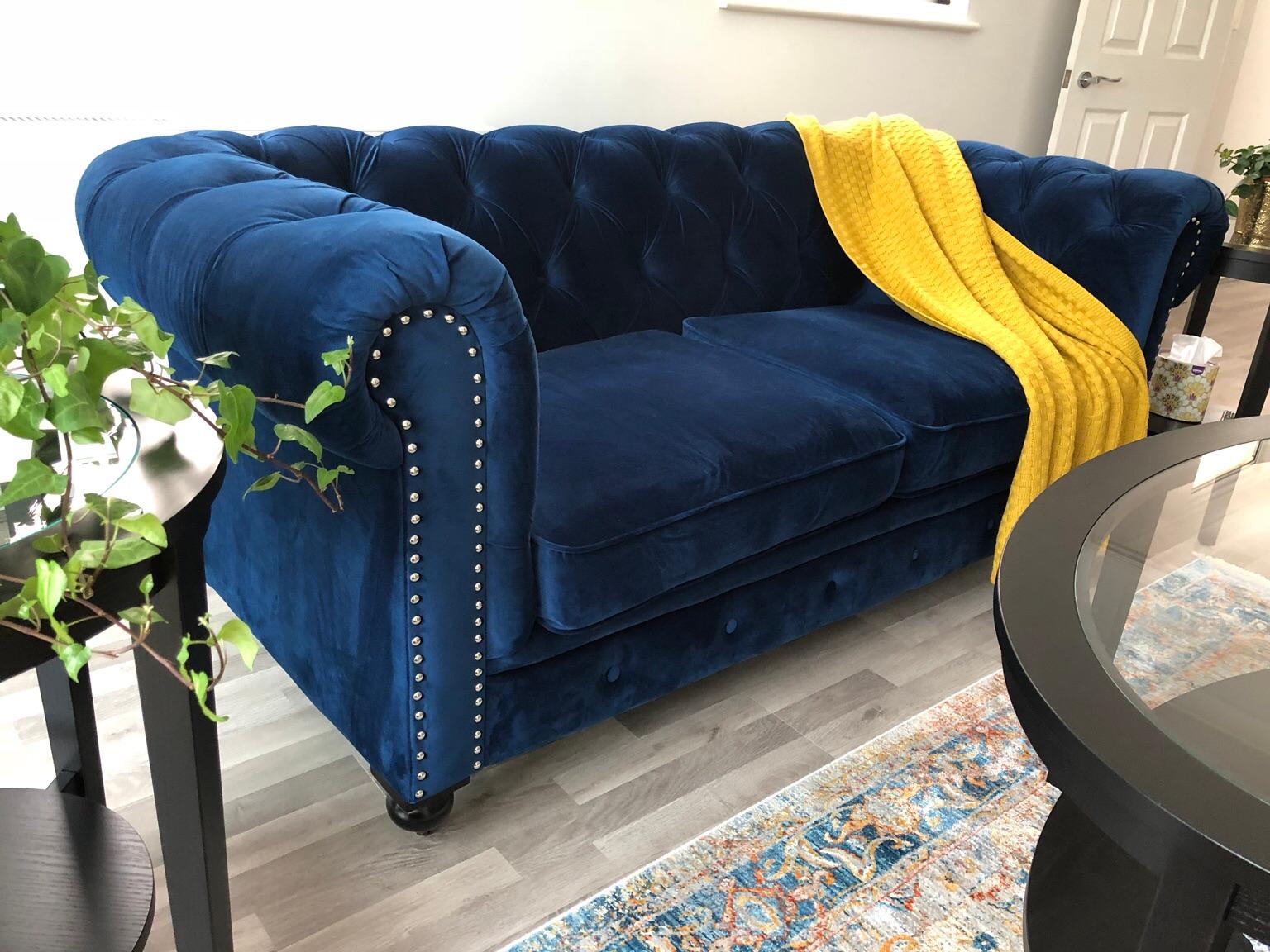 Beautiful Royal Blue Velvet Chesterfield Sofa in London Borough of