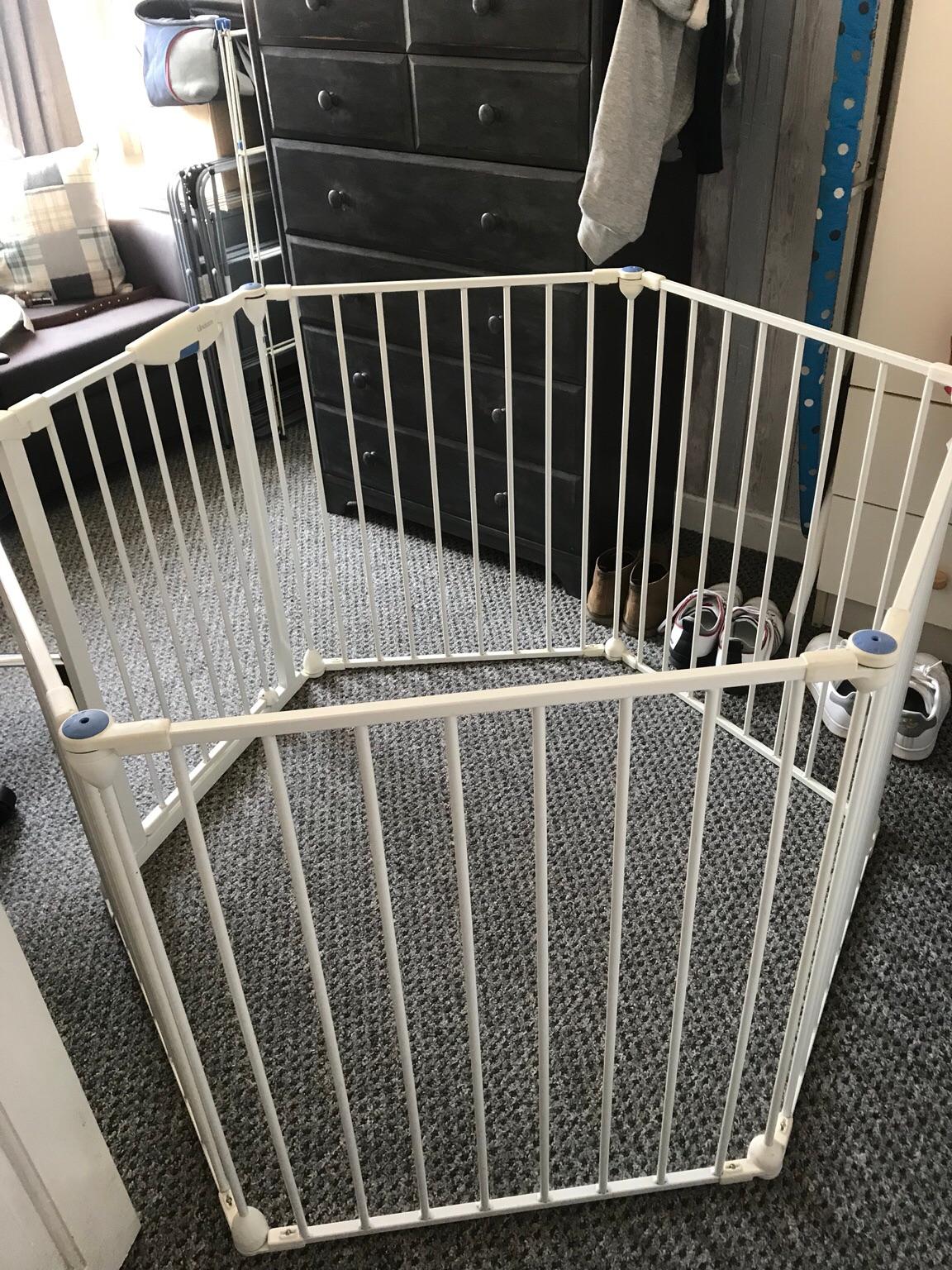 Lindam play pen and room divider in CH41 Wirral for £40.00 for sale