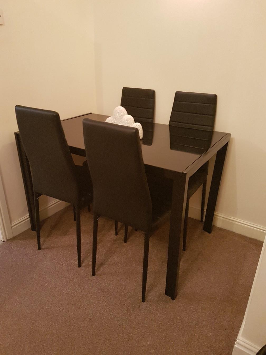 Dining table and chairs in WN6 Wigan für 25,00 £ zum Verkauf Shpock DE