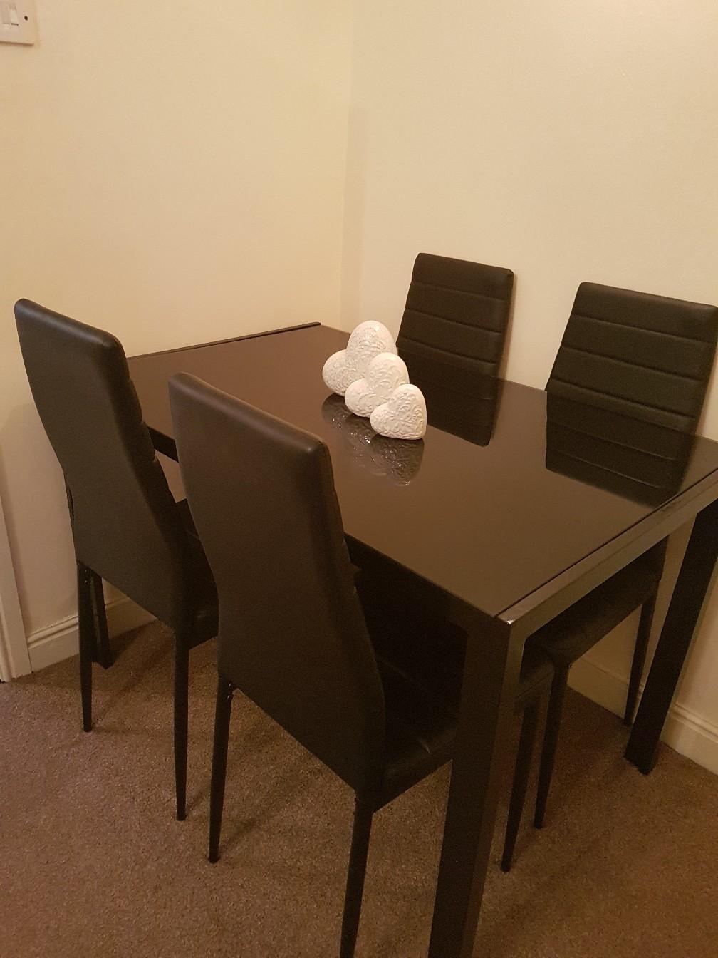 Dining table and chairs in WN6 Wigan für 25,00 £ zum Verkauf Shpock DE