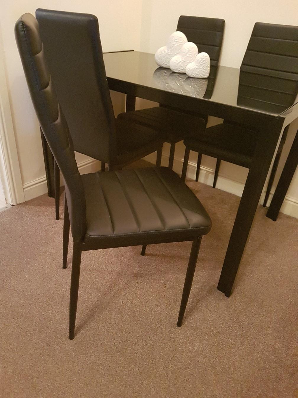 Dining table and chairs in WN6 Wigan für 25,00 £ zum Verkauf Shpock DE