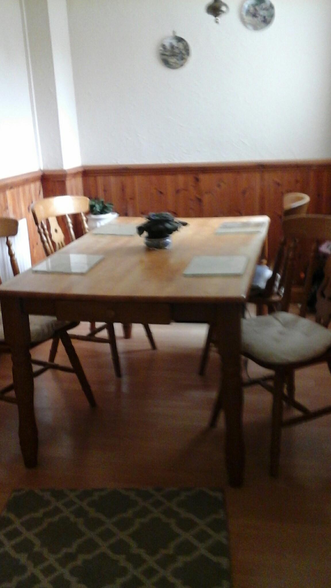 Pine Table and 4 chairs £45 ONO in Doncaster für 45,00 £ zum Verkauf