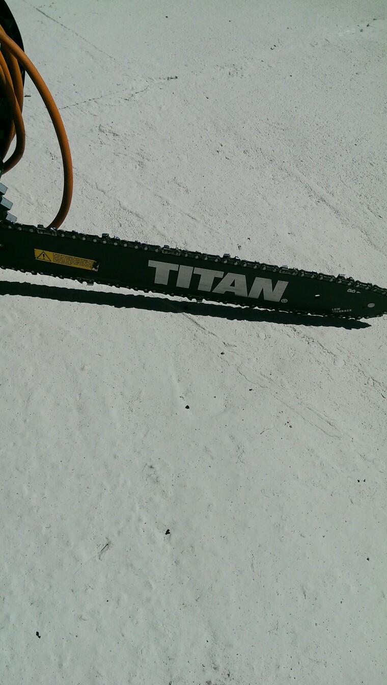 Titan electric chainsaw with file and oil in DN41 Healing für £ 20,00