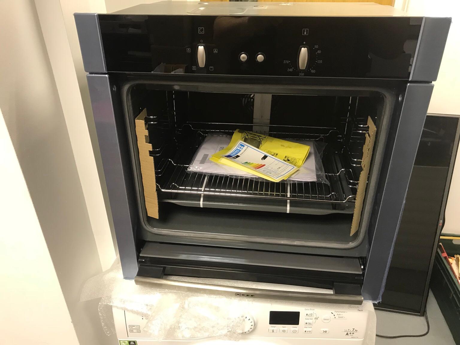 NEFF B44S32N5GB SLIDE AND HIDE BUILTIN OVEN in LS10 Leeds für £ 375,00