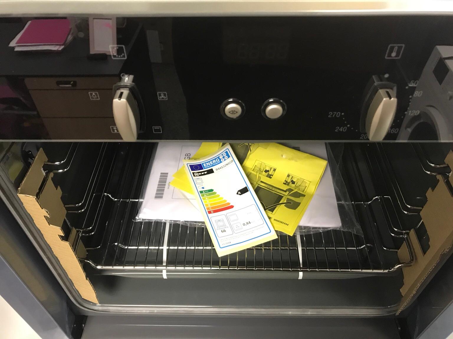 NEFF B44S32N5GB SLIDE AND HIDE BUILTIN OVEN in LS10 Leeds für £ 375,00