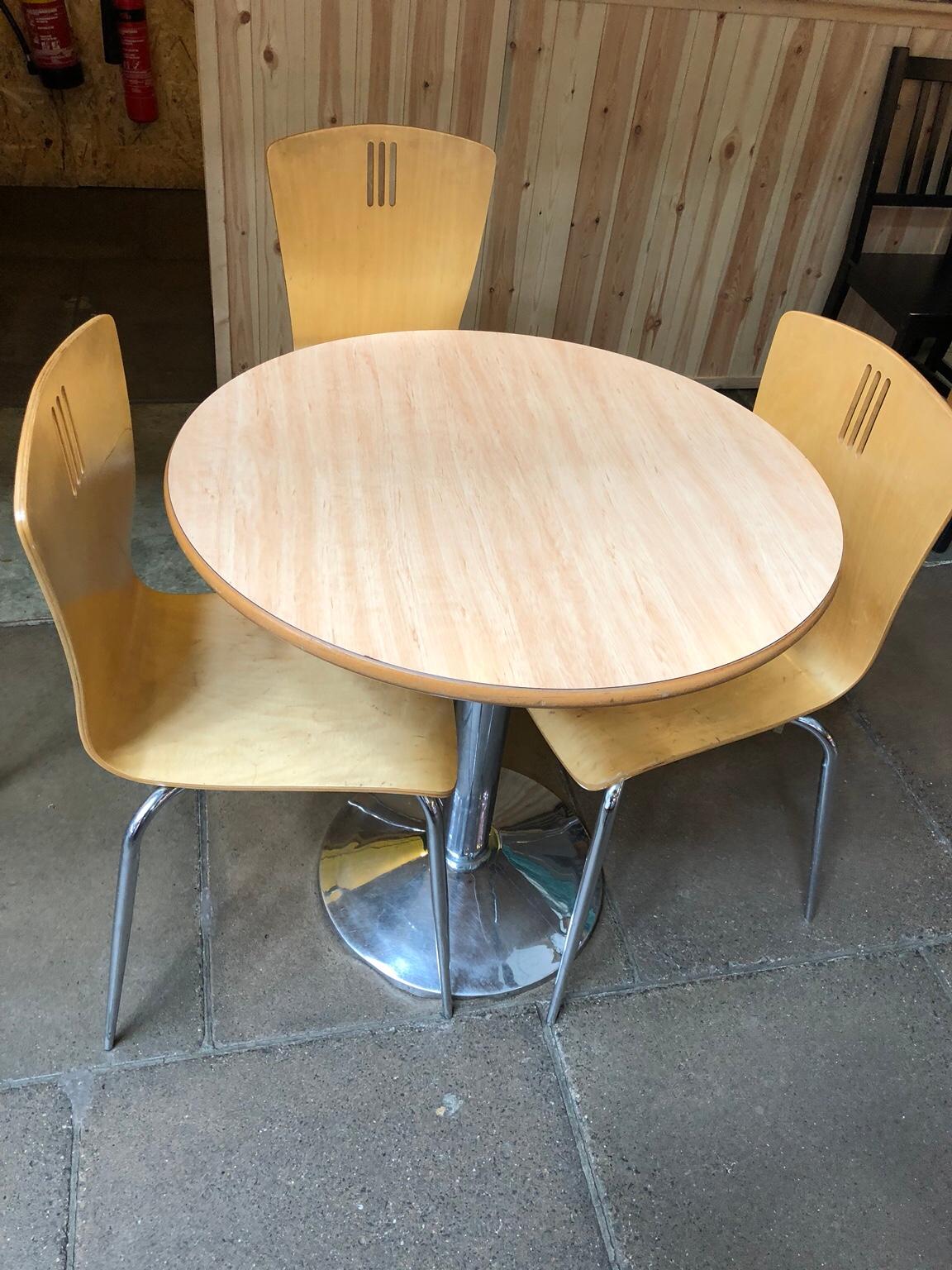 Dining table and 3 chair in WV14 Wolverhampton für 40,00 £ zum Verkauf