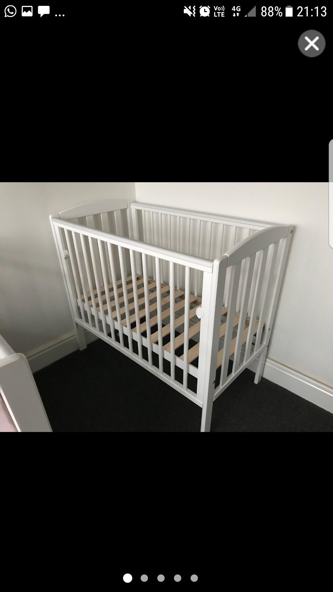 White baby cot. Excellent condition in N10 London für 30,00 £ zum
