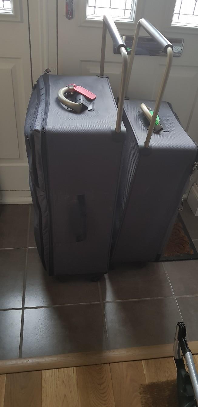 IT Luggage World's Lightest 4 Wheel Suitcase in KT17 London for £60.00