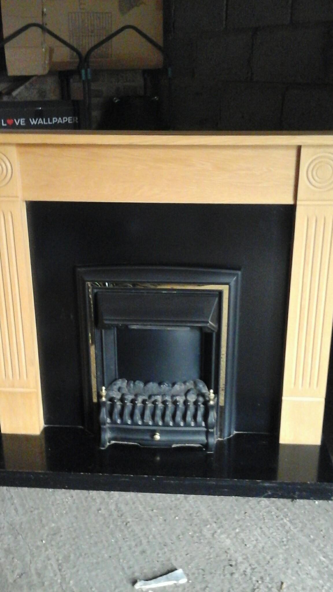 £25 Electric fire hearth and surround in Doncaster für 25,00 £ zum