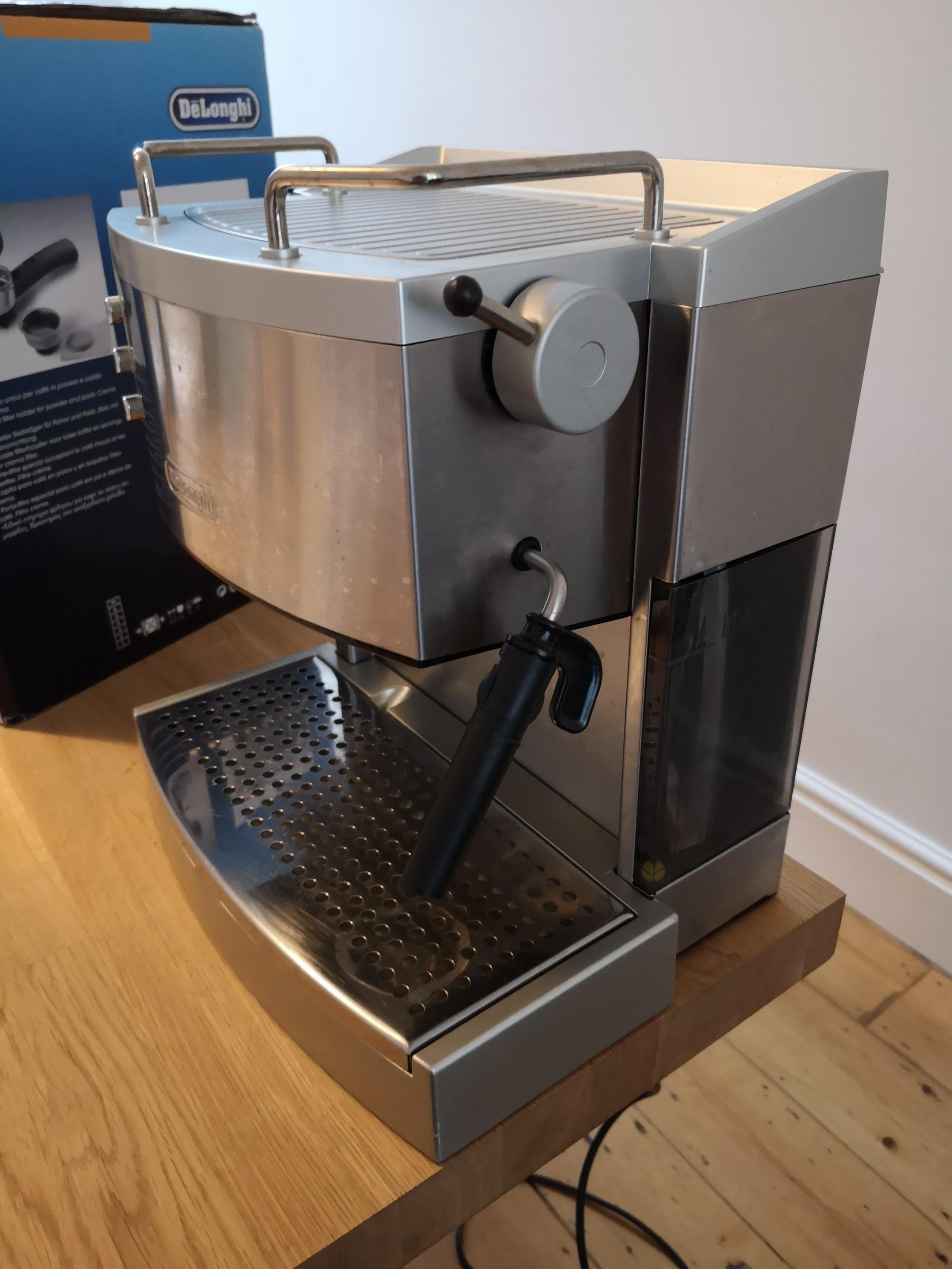 Delonghi Coffee Machine (pod & ground beans) in M20 Manchester for £40.
