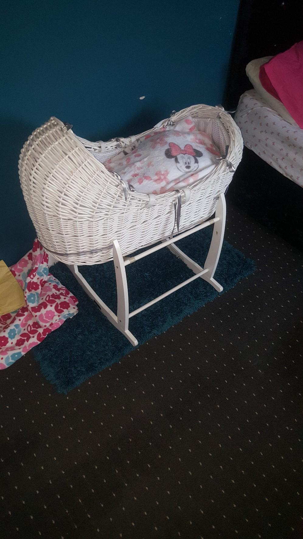 moses basket & stand in WS10 Walsall für £ 30,00 zum Verkauf Shpock AT
