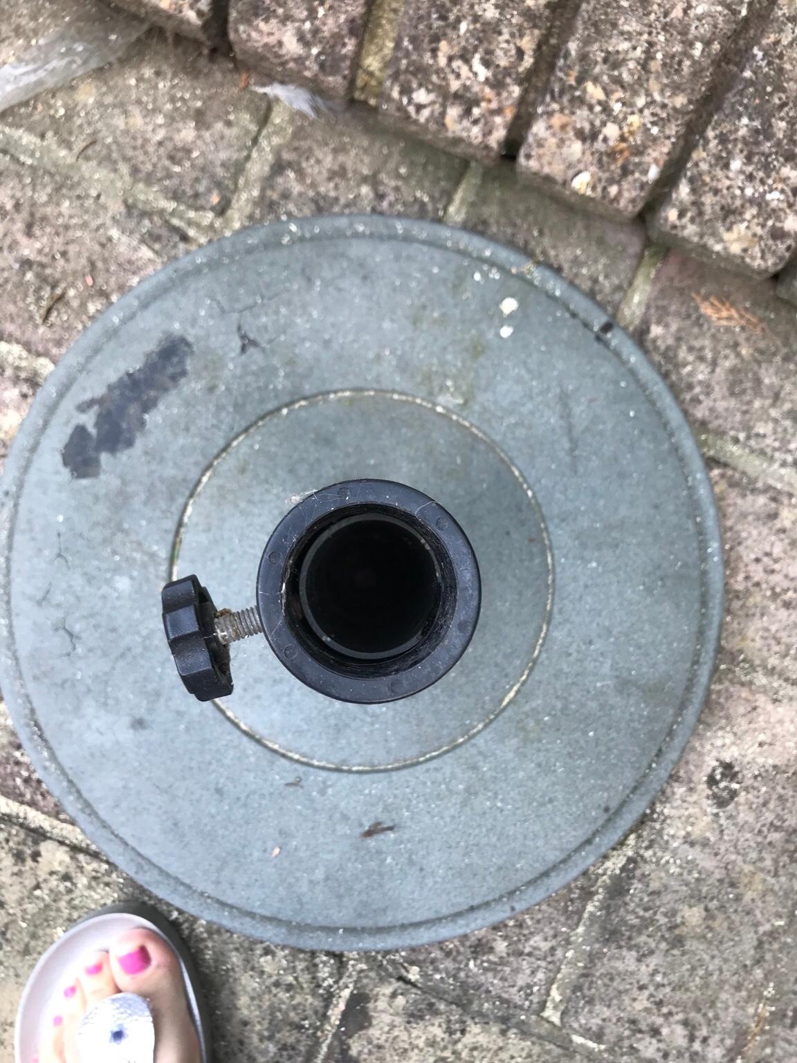 Cast Iron Parasol Base in London Borough of Havering für 20,00 £ zum