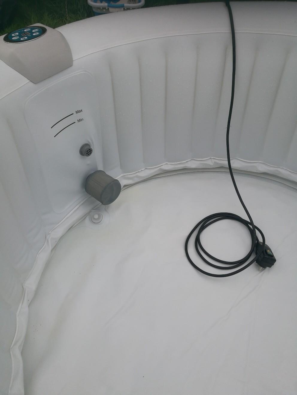 Cleverspa Borneo 4 Person Hot Tub in London Borough of Bromley für 190