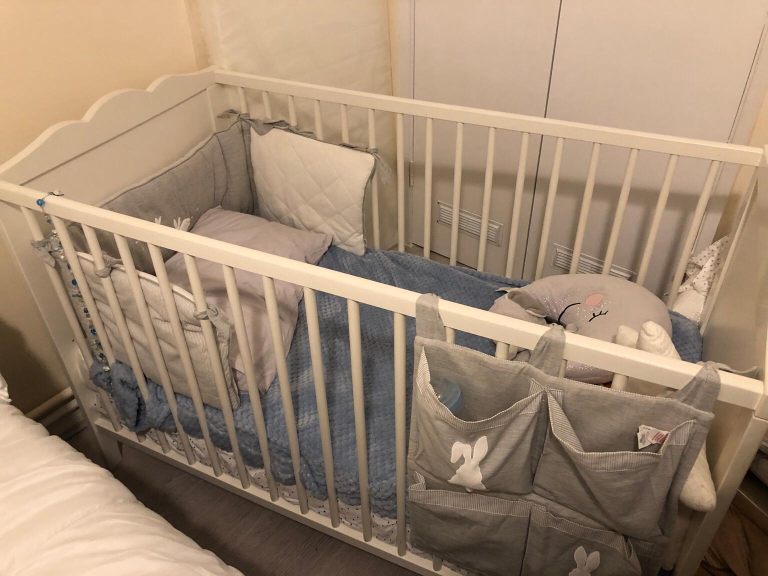 Baby white IKEA hensvik cot with mattress in NW8 Westminster für 50,00
