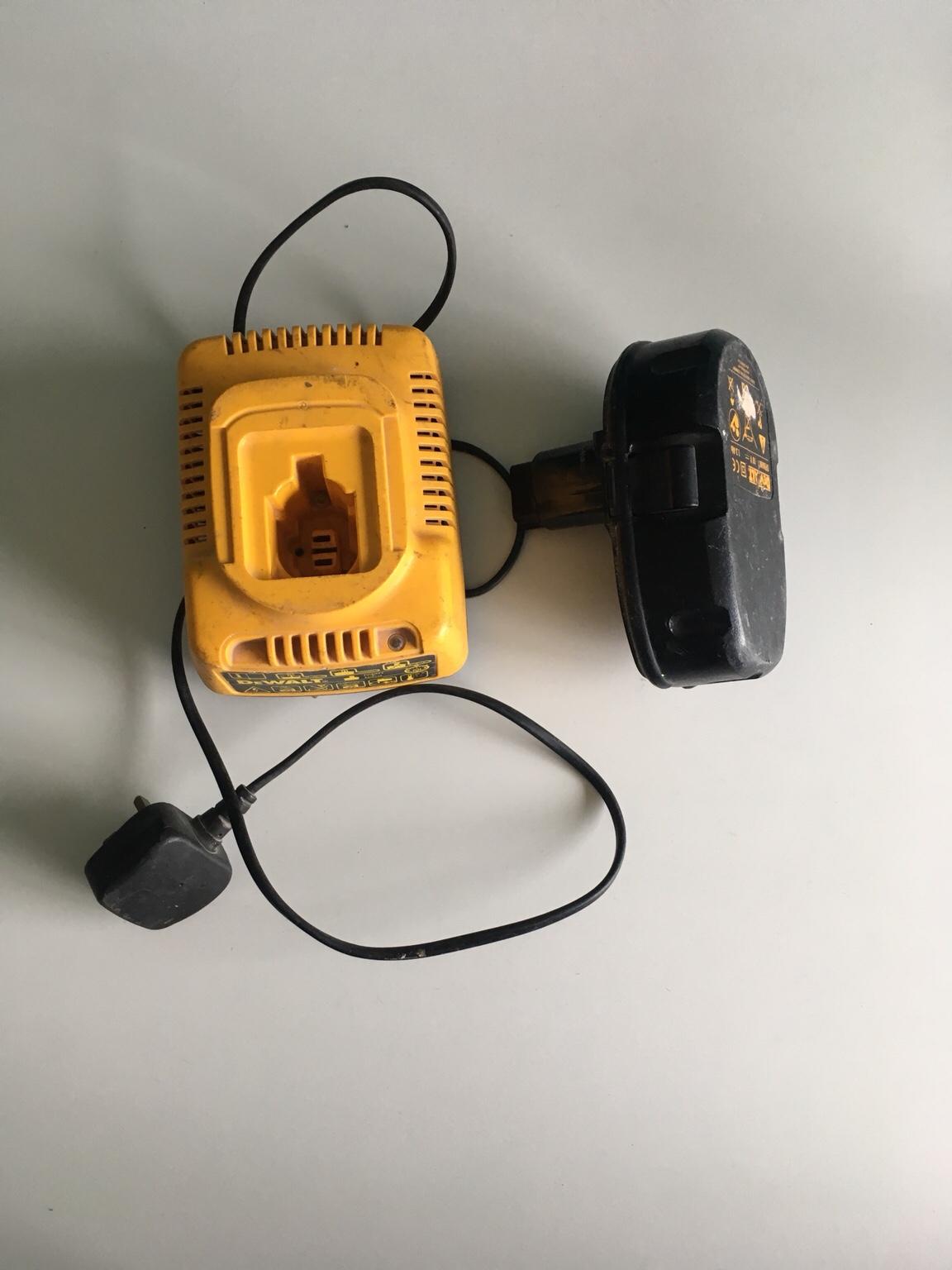 DeWalt charger DE9116 with one battery 1.3Ah in PR4 Fylde für 15,00