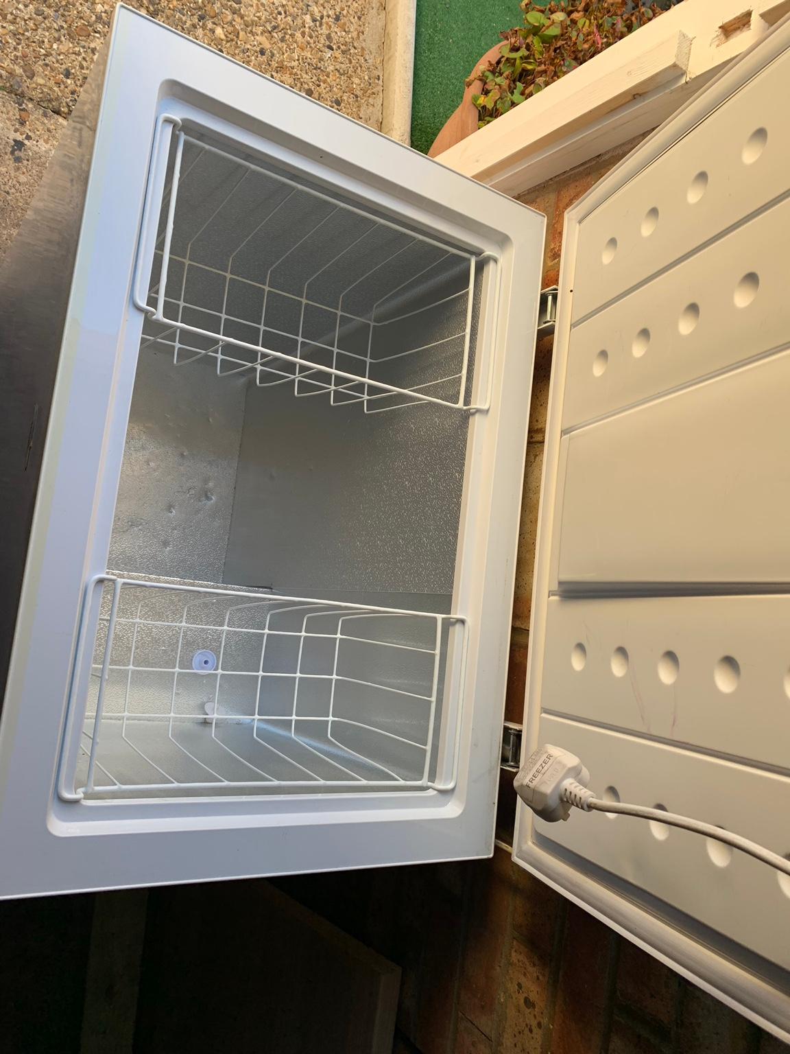 Logik L150CFW13 Chest Freezer in KT15 Runnymede for £30.00 for sale