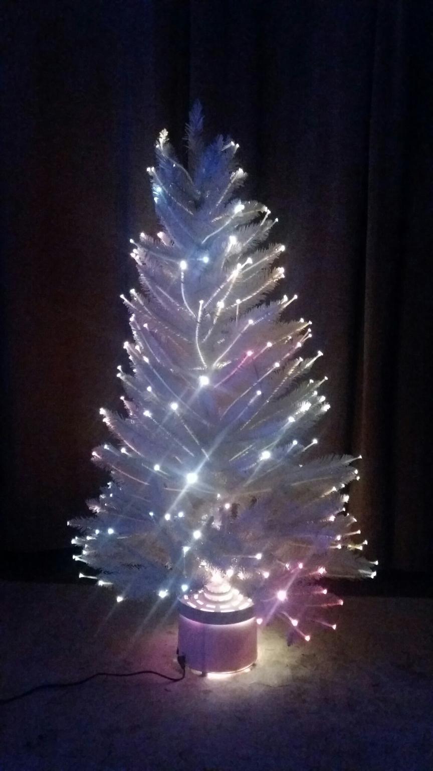 B&Q 4ft White Fibre Optic Christmas Tree in E3 Hamlets für 20,00 £ zum