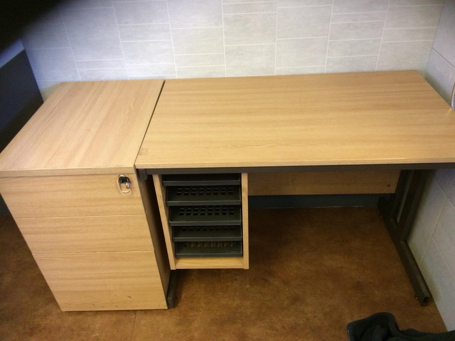 Office desk and drawer unit in B64 Dudley für 15,00 £ zum Verkauf