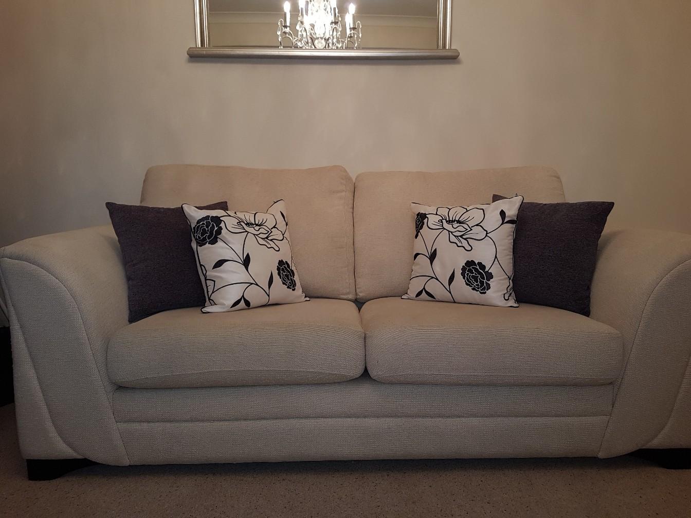 cream two seater sofa with cushions in Basildon für 50,00 £ zum Verkauf
