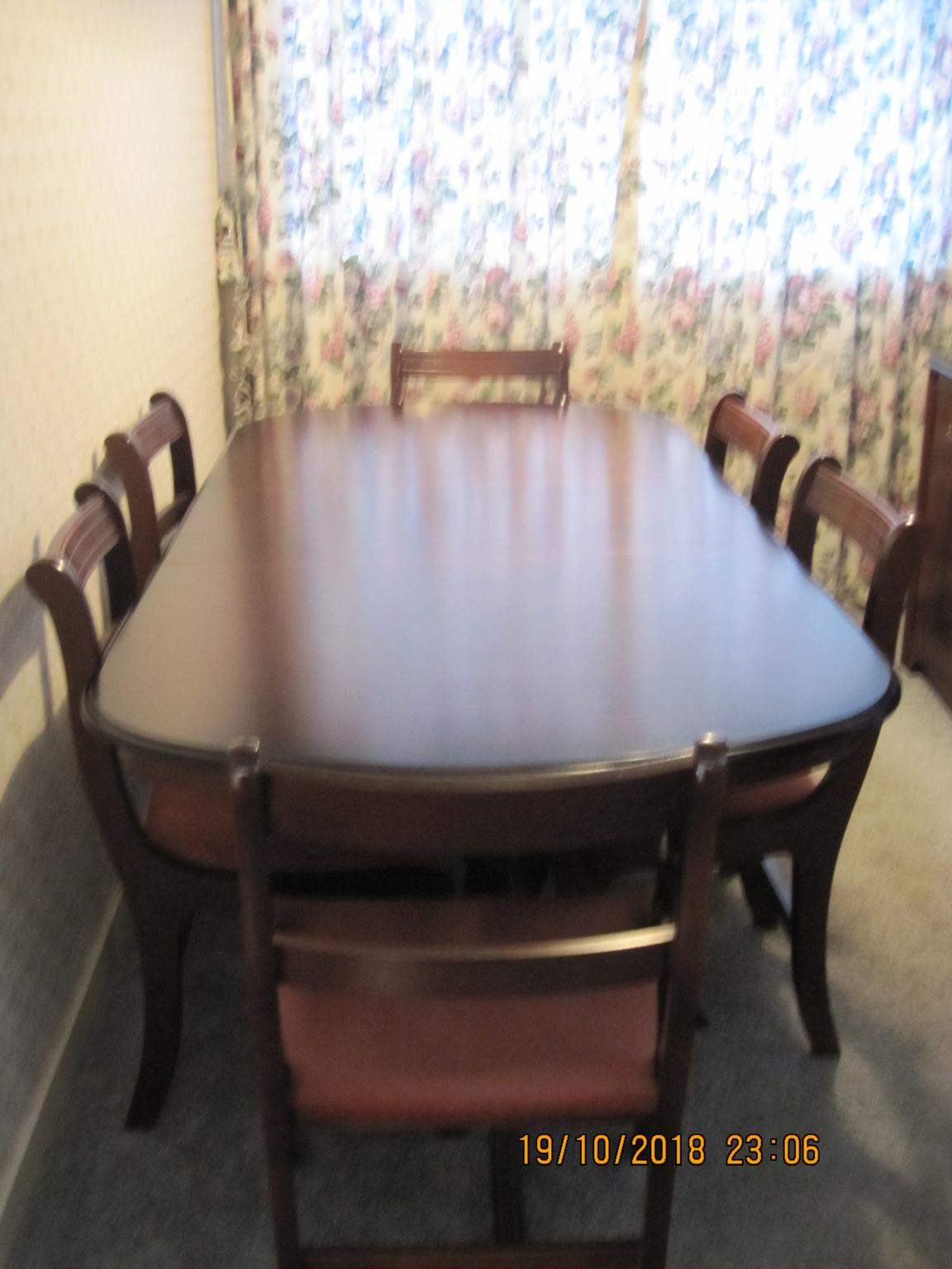 Mahogany Extendable Dining Table and Chairs in DY6 Dudley für 35,00