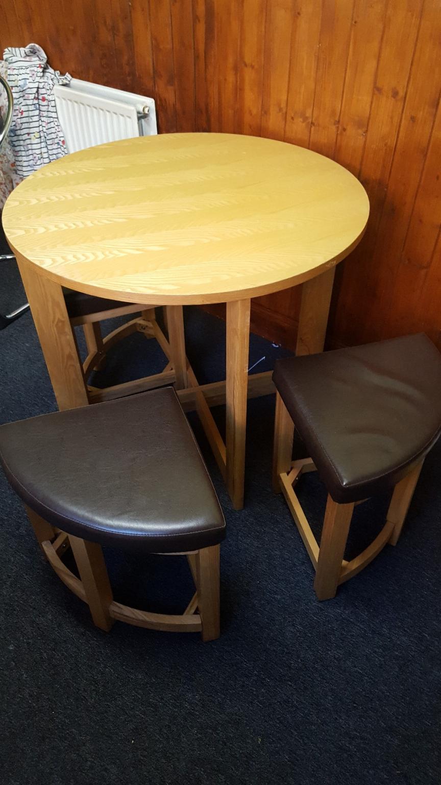 Compact Oak Coloured Table Chairs in LE2 Wigston für 50,00 £ zum