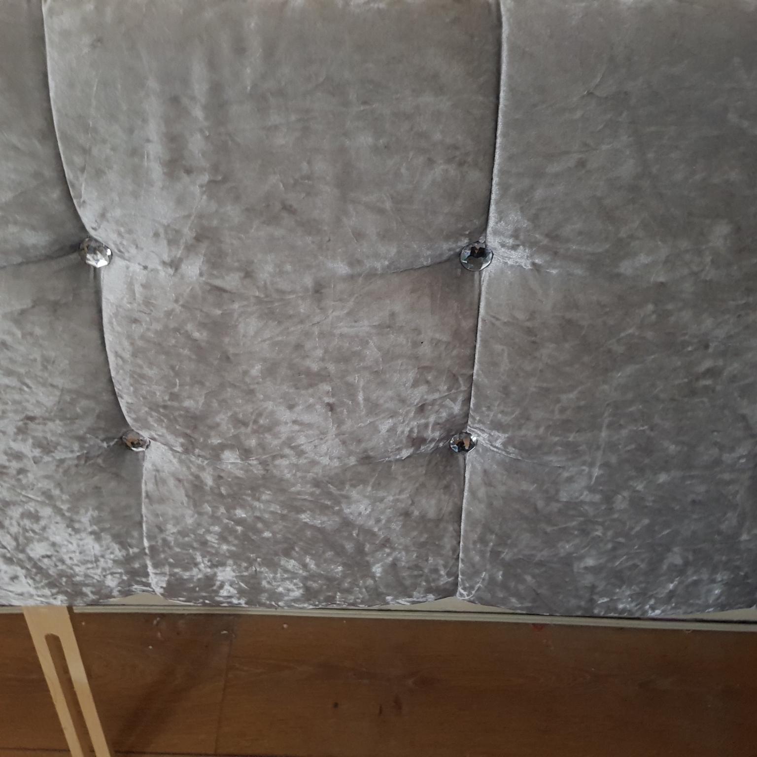 ***CRUSHED VELVET HEADBOARD DOUBLE. LIKE NEW. in E13 Newham für 12,00