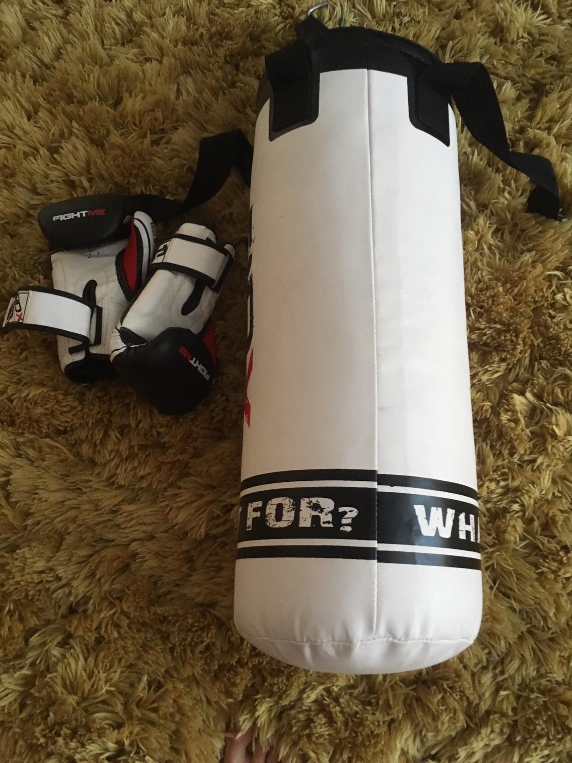 Junior Rex boxing bag and gloves in G5 Laurieston für £ 15,00 zum