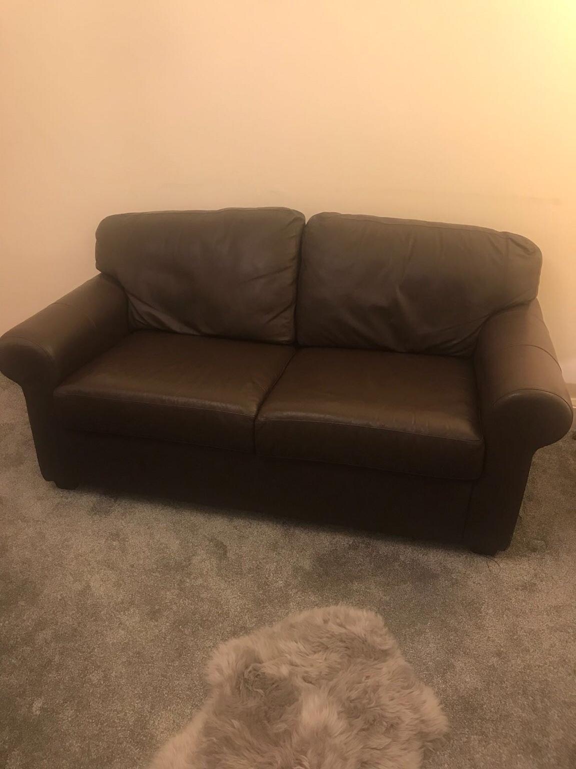 Brown leather two seater sofa in WV14 Wolverhampton für £ 50,00 zum Verkauf Shpock AT