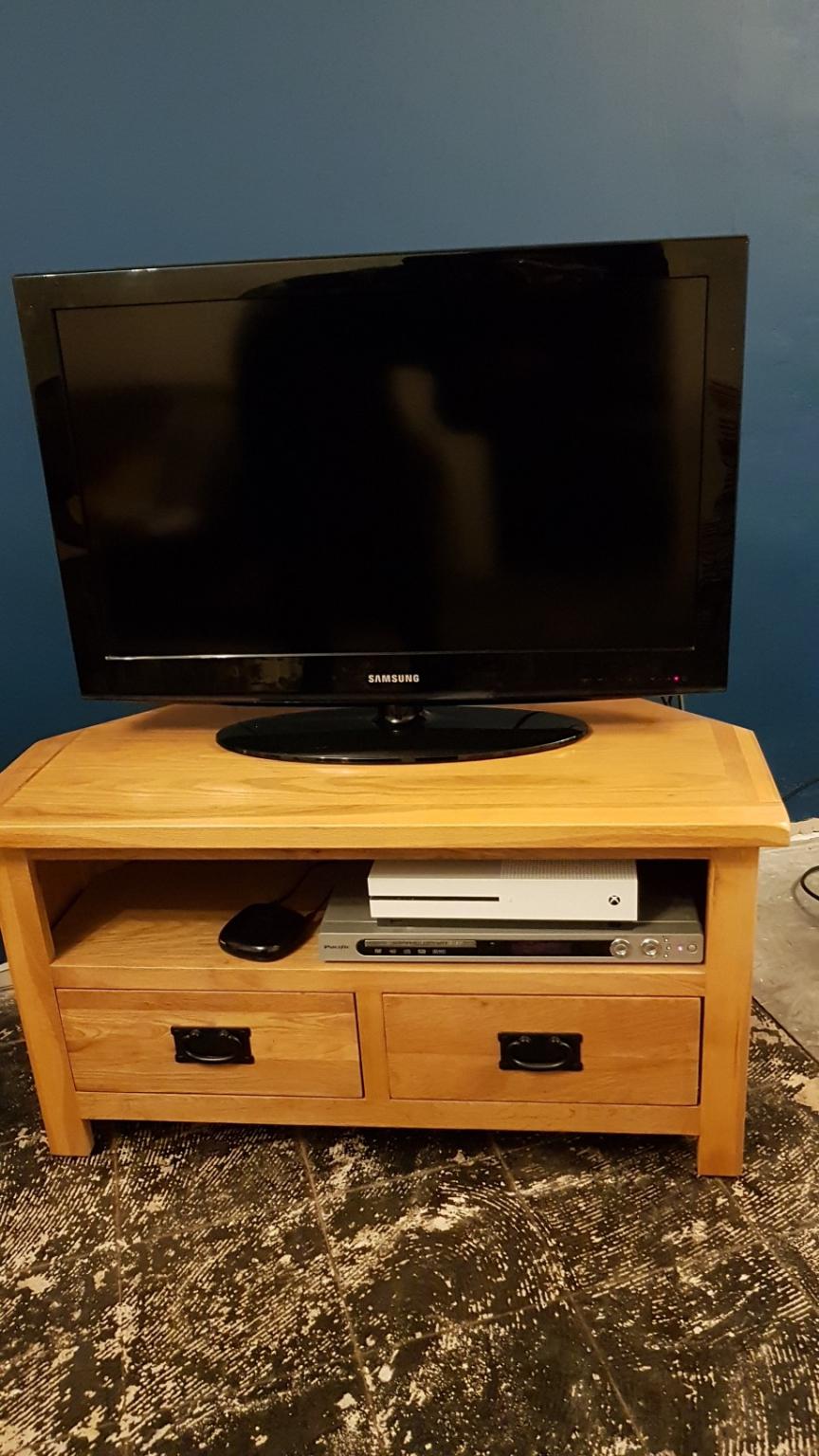 solid oak tv stand/ in WV5 Staffordshire for £30.00 for sale