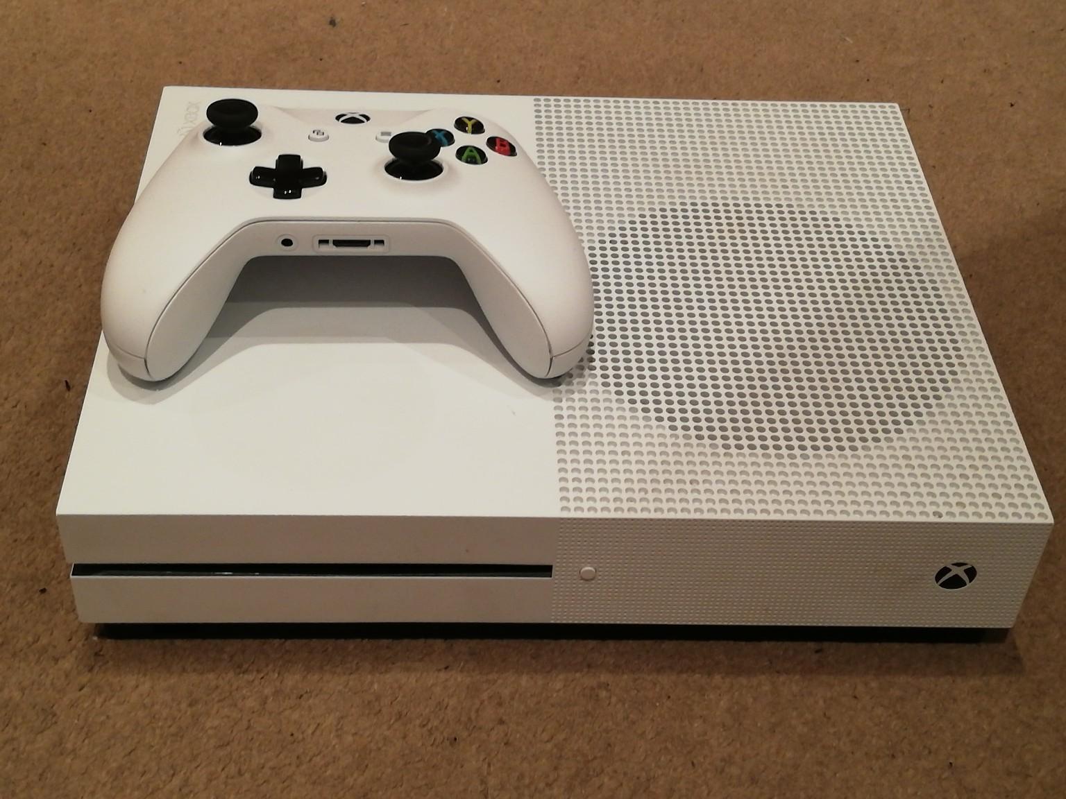 (Cheap) Xbox One S (Great condition) in SS9 Sea for £120.00 for sale