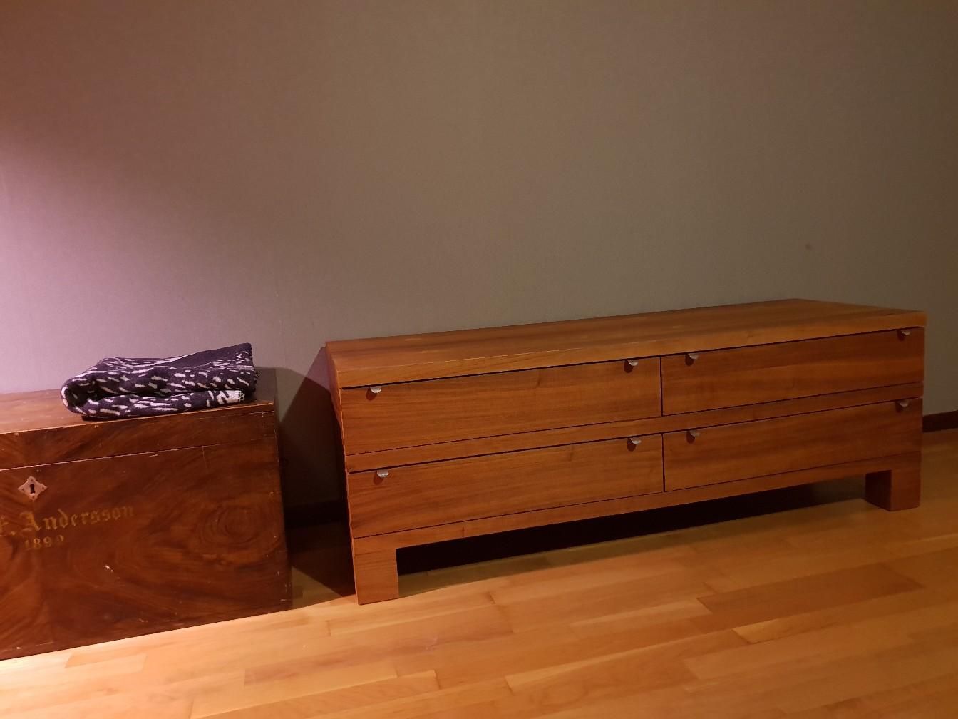 Låg Bänk Förvaring Tvbänk i valnöt. Låg med smidig förvaring. in 70362 Örebro für 630,00