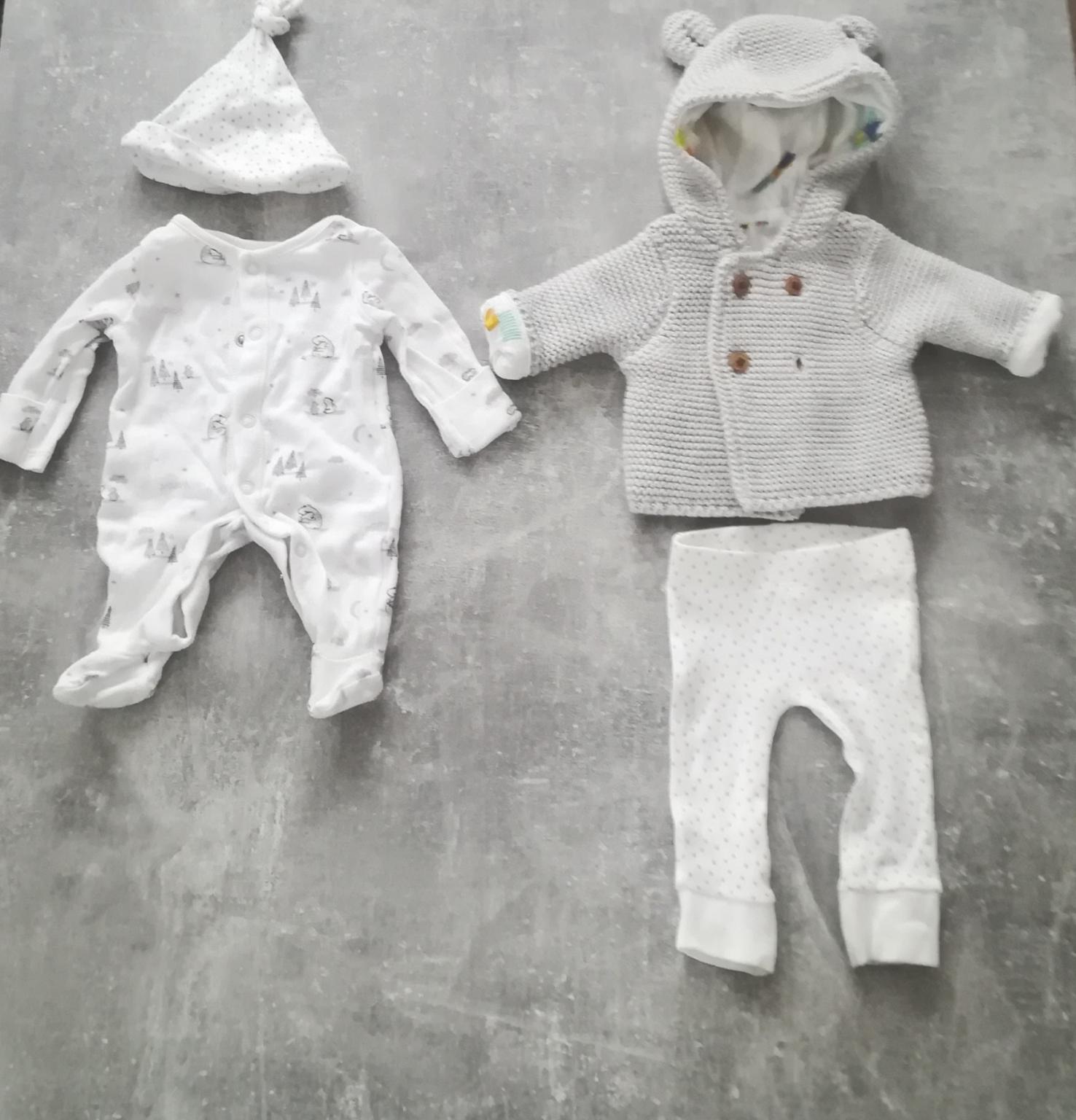 tiny baby / premature / neonatal clothes in KT12 Elmbridge für £ 5,00
