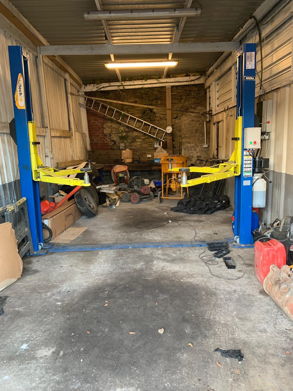 2 post car ramp lift tonne 4000kgs in Higher Woodhill for £850.00 for