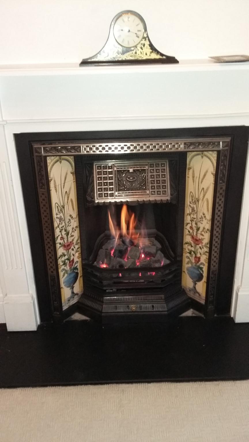 Victorian Cast iron fireplace & gas fire in CF Cardiff für 275,00 £ zum