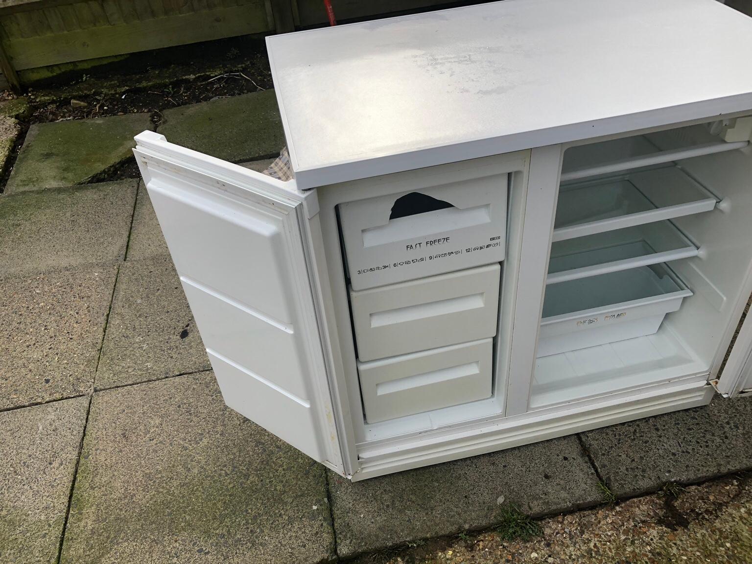 Undercounter fridge freezer in TN23 Ashford für gratis zum Verkauf