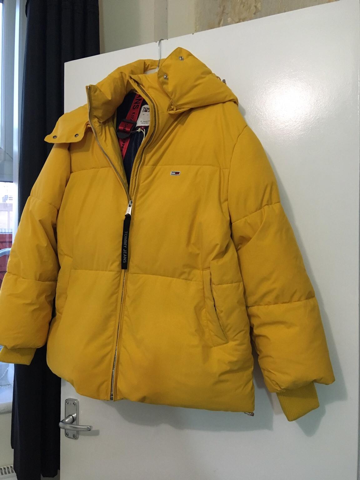 Tommy Hilfiger yellow puffer coat in B10 Birmingham für £ 40,00 zum