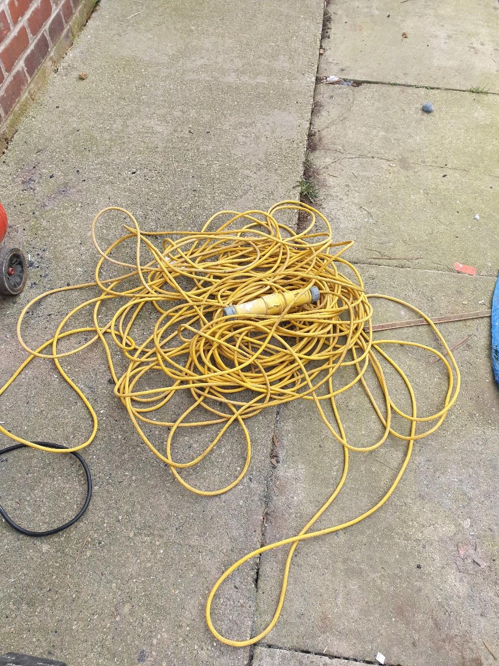 110 transformer with 2 extension cables in Rotherham für 45,00 £ zum