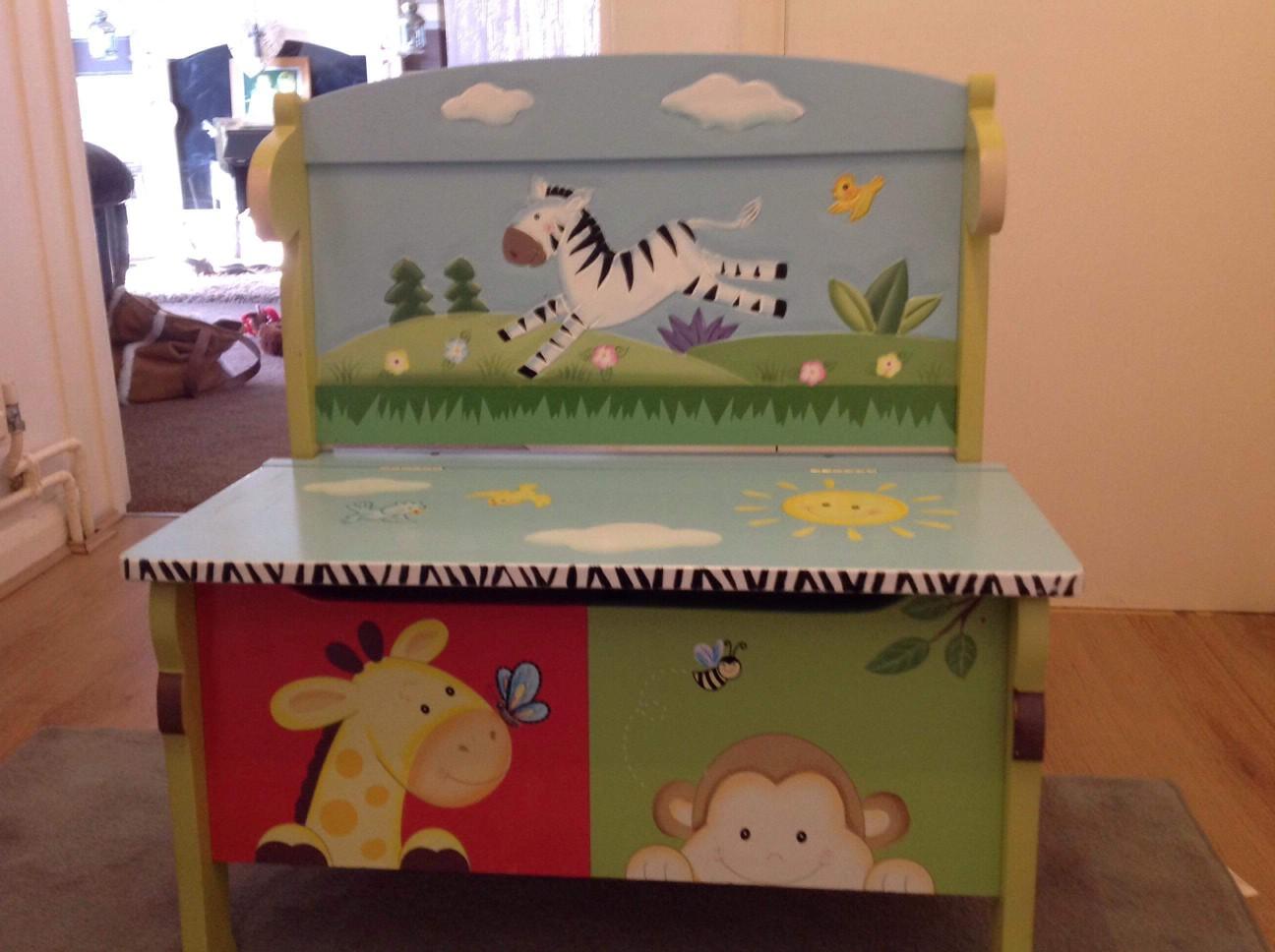 child's seat and toybox in S44 Derbyshire für 20,00 £ zum Verkauf