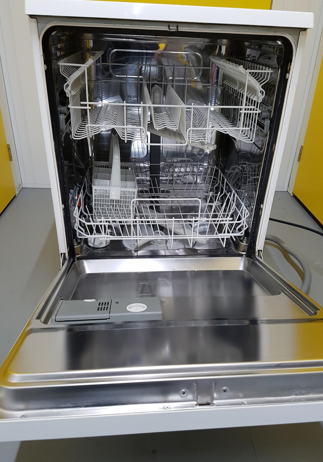 Zanussi Full Size Dishwasher White in TW8 London for £59.00 for sale