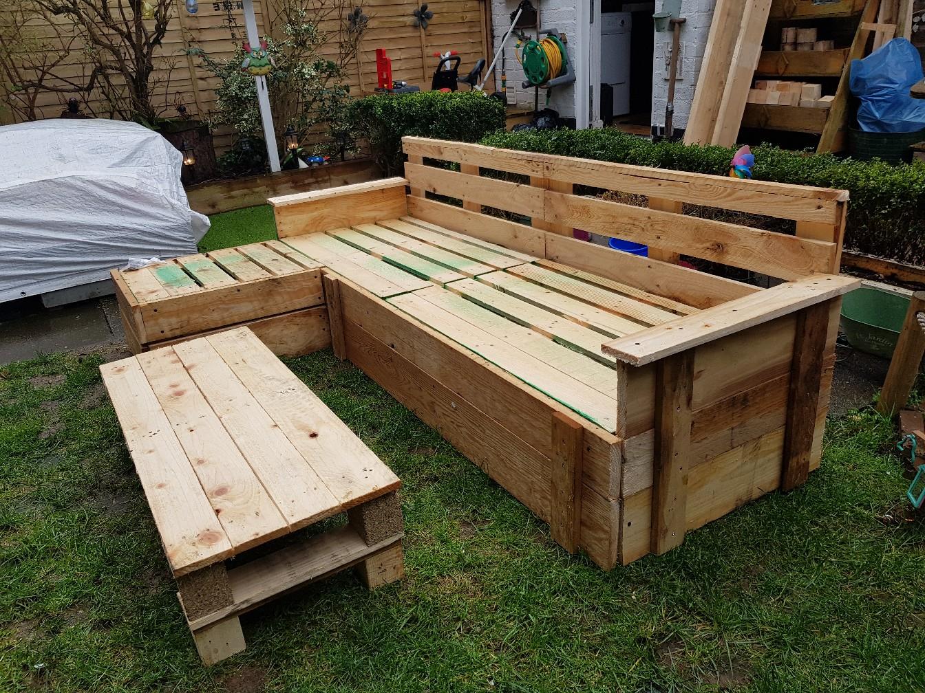 Garden wooden pallet L Shaped furniture\Bench in WV10 Wolverhampton for