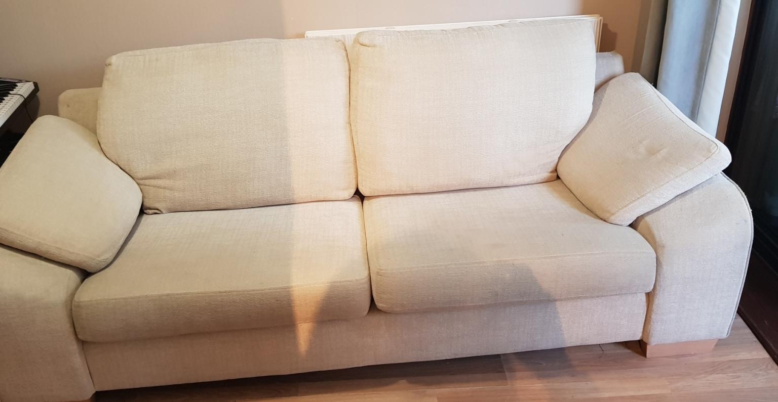Free!!!!!DFS 3 seater 2 seater sofas in CH46 Wirral für gratis zum