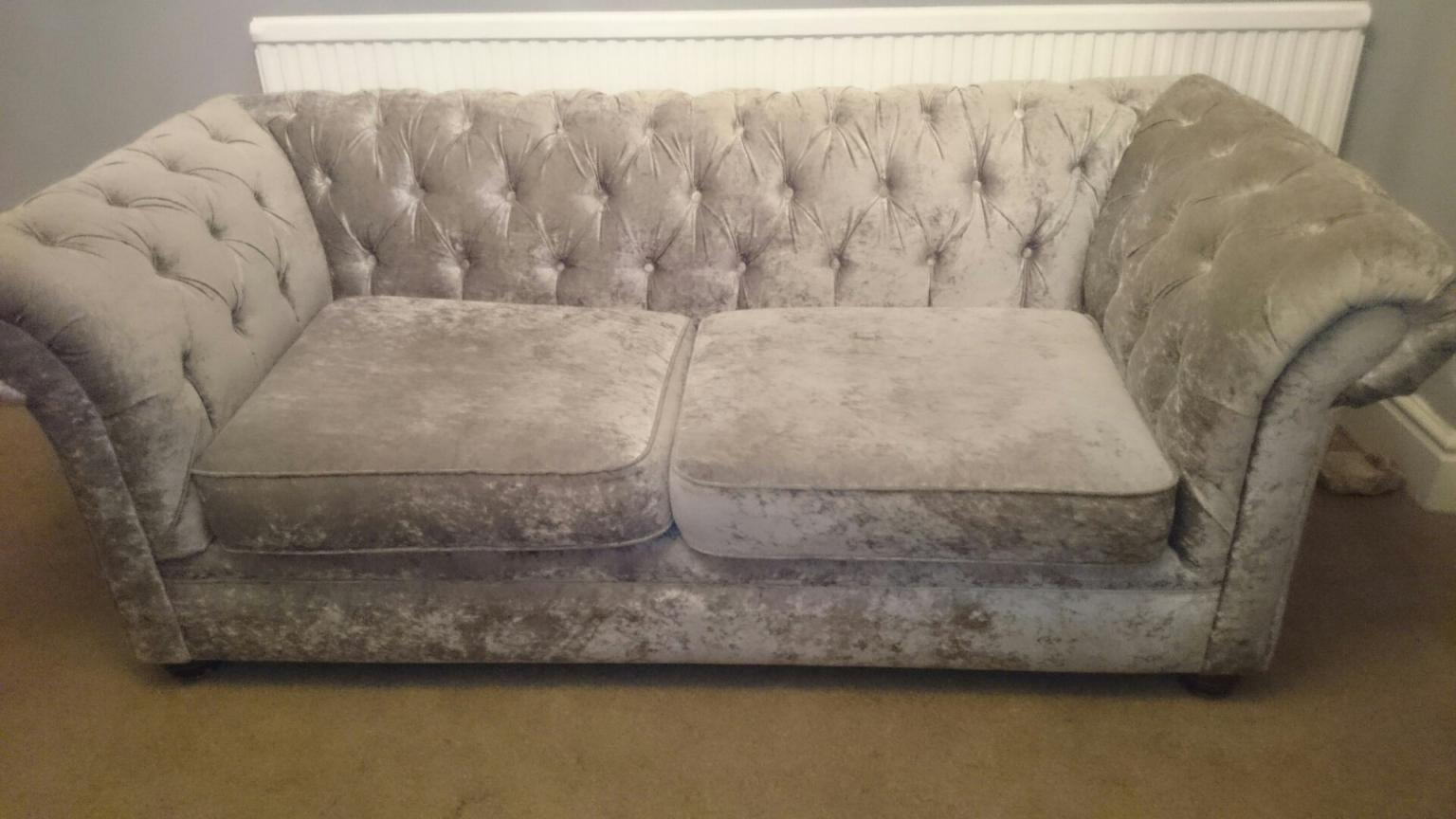 Gray crushed velvet chesterfield sofa in FY1 Bispham for £200.00 for