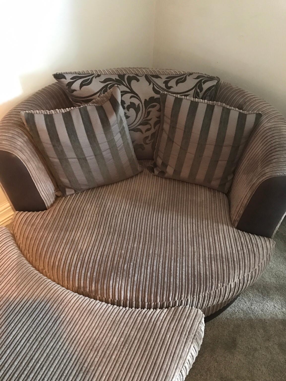 DFS cuddle chair and half moon like new!! in BD13 Bradford für £ 215