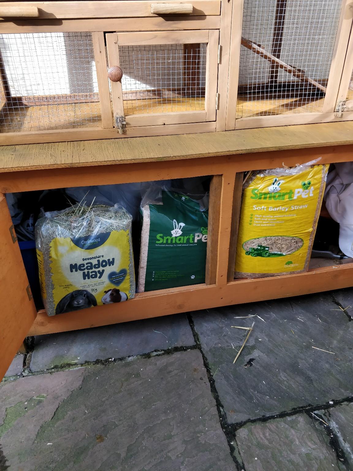 Rabbit hutch + accessories run etc in RM12 London für 65,00 £ zum