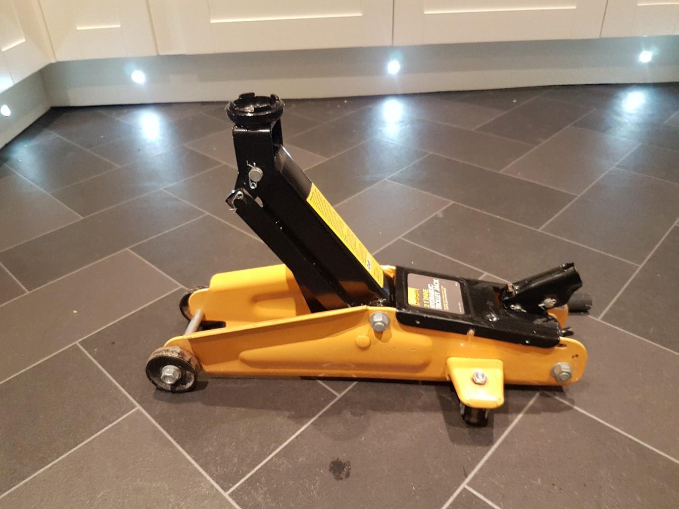 Halfords 2 tonne hydraulic trolley jack in WA14 Trafford für £ 20,00