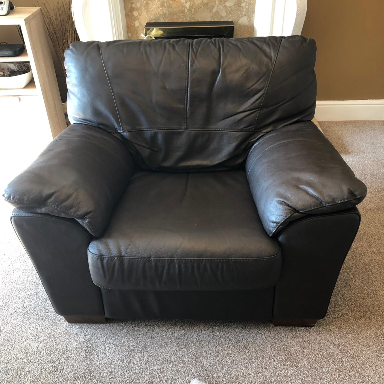 Three piece sofa & matching armchair Reduced in B77 Tamworth für £ 180